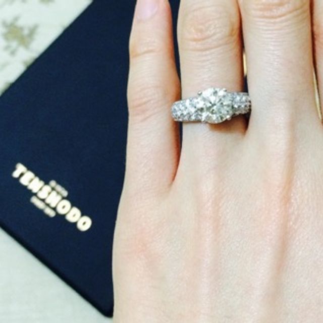 【天賞堂の口コミ】 婚約指輪を選ぶ基準として、一生モノなので憧れの大きなダイヤ付を望んで…