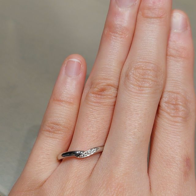 【アイプリモ(I-PRIMO)の口コミ】 プラチナのウェーブの指輪です。上品な感じのデザインで、ダイヤモンドが…