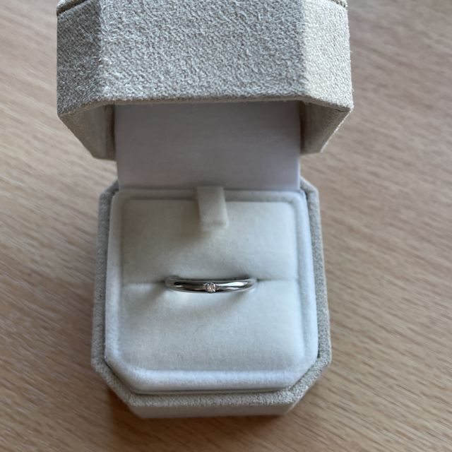 【STAR JEWELRY(スタージュエリー)の口コミ】 素材はプラチナで、ダイヤ一粒タイプのシンプルデザインを探していました…