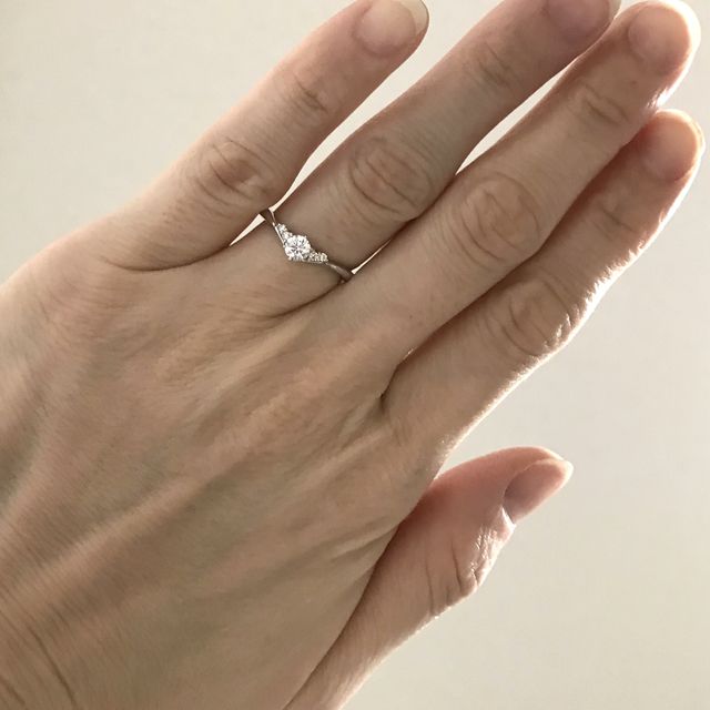 【ラザール ダイヤモンド(LAZARE DIAMOND)の口コミ】 ダイヤモンドの両サイドに2石ずつメレダイヤが付いているので華やかです。…