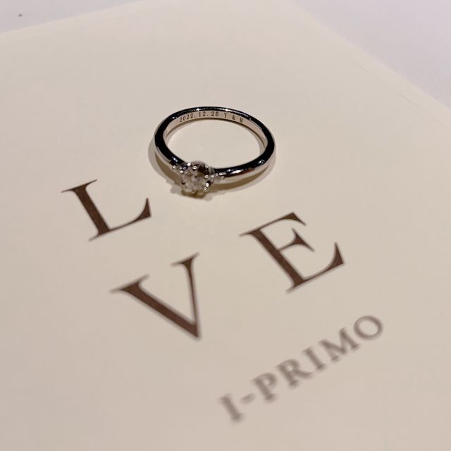 【アイプリモ(I-PRIMO)の口コミ】 デザイン:センターダイヤの両脇に一粒ずつメレダイヤがセッティングされた…