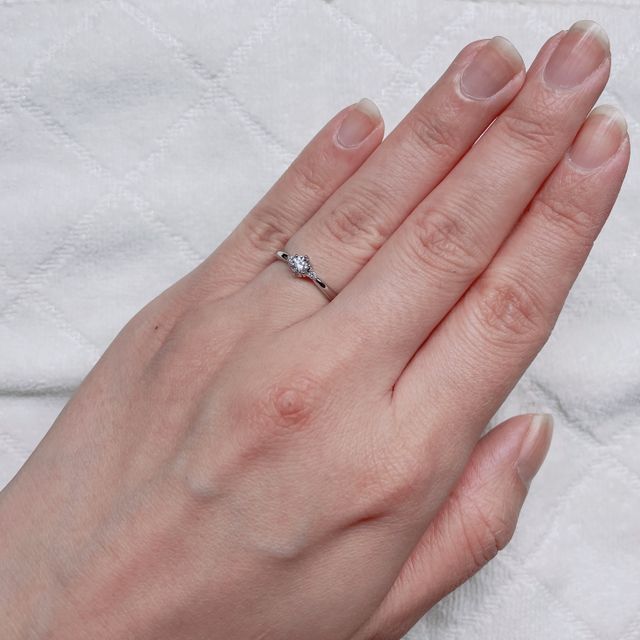 【アイプリモ(I-PRIMO)の口コミ】 デザイン:センターダイヤの両脇に一粒ずつメレダイヤがセッティングされた…