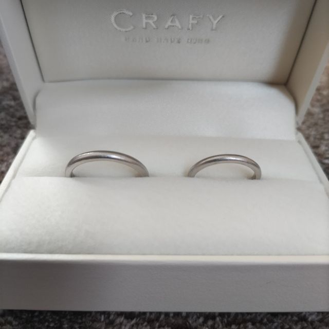 【CRAFY(クラフィ)の口コミ】 色々なお店でシンプルなデザインの指輪を探していたのですがなかなか決ま…