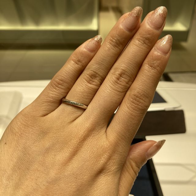 【4℃ BRIDAL(ヨンドシーブライダル)の口コミ】 素材はプラチナを選びました。デザインはウェーブのものでダイヤがついて…