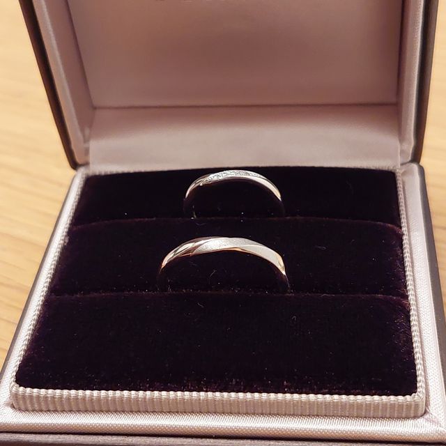 【アイプリモ(I-PRIMO)の口コミ】 夫婦ともに指輪のデザインと付け心地の良さに惹かれました。妻の指輪は、5…