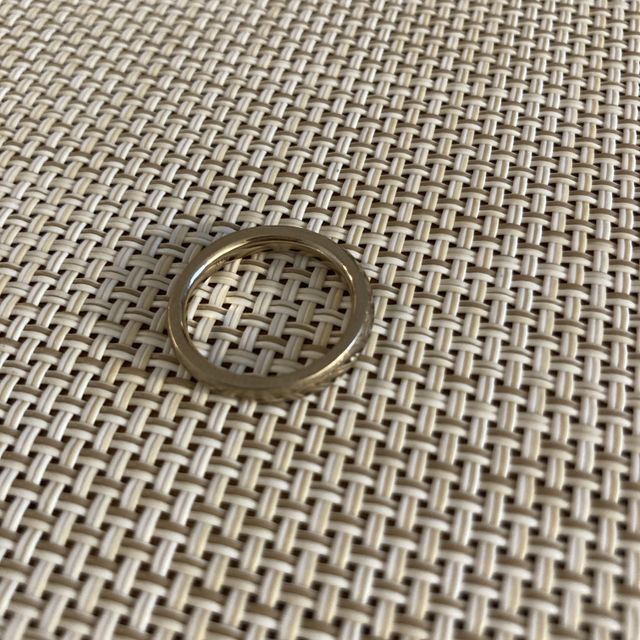 【Joie de treat.(ジョア・ドゥ・トリート)の口コミ】 シンプルですが、ツイストが入っておりオシャレなデザインです。カラーも…