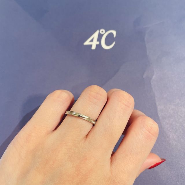【4℃ BRIDAL(ヨンドシーブライダル)の口コミ】 シンプルな見た目ながらサイドにダイヤが付いていたり、少しラインが入っ…