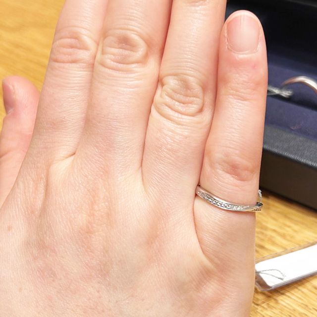 【EITO(エイト)の口コミ】 シンプルかつ日常に馴染むデザインのもので、ダイヤが多過ぎず埋め込んで…