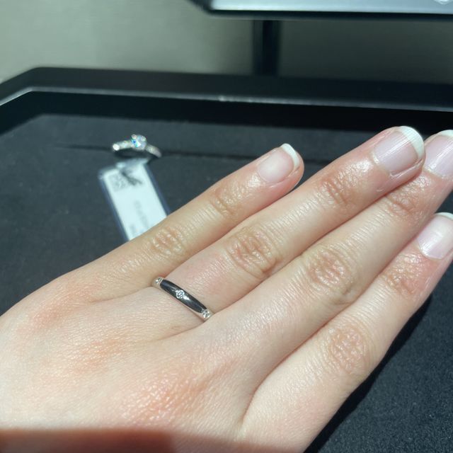 【ヴァン クリーフ＆アーペル(Van Cleef & Arpels)の口コミ】 婚約指輪がお手頃な価格帯で60万くらいでした。
とても素敵でシンプルな指…