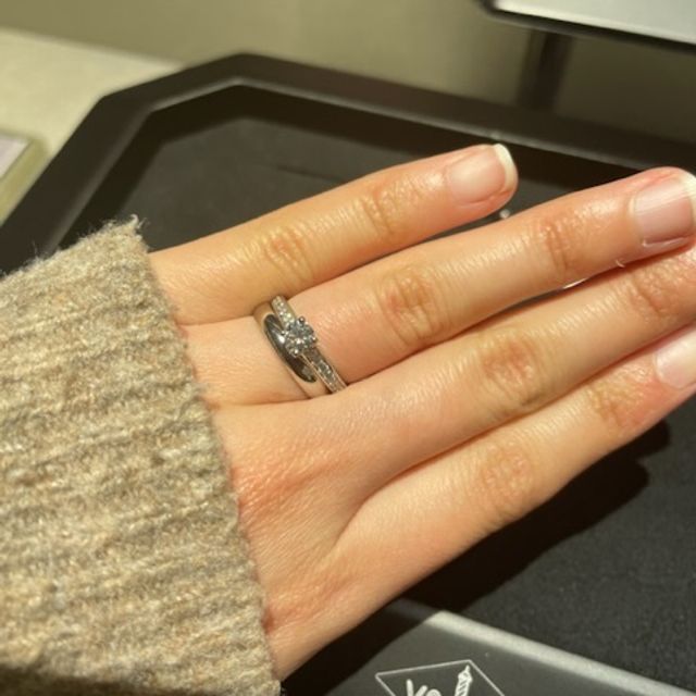 【ヴァン クリーフ＆アーペル(Van Cleef & Arpels)の口コミ】 婚約指輪がお手頃な価格帯で60万くらいでした。
とても素敵でシンプルな指…