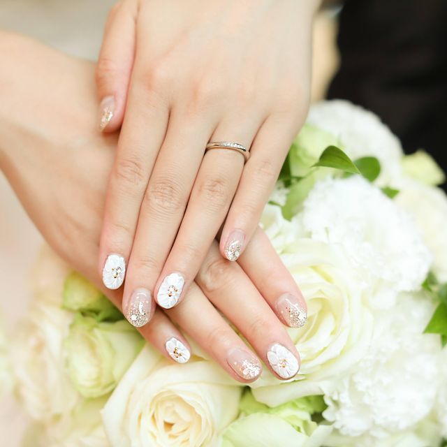 【4℃ BRIDAL(ヨンドシーブライダル)の口コミ】 私は指がきれいに見えるウェーブのものかつ中央にダイヤのものを探してい…