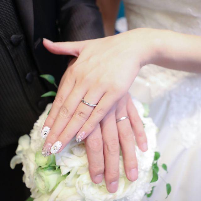 【4℃ BRIDAL(ヨンドシーブライダル)の口コミ】 私は指がきれいに見えるウェーブのものかつ中央にダイヤのものを探してい…