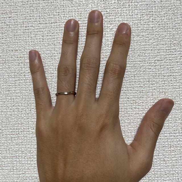 【TOWA(永遠)の口コミ】 お互いが一番好きなデザインを選びましたが、2人とも
形がVになっている指…