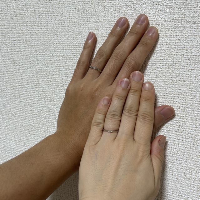 【TOWA(永遠)の口コミ】 お互いが一番好きなデザインを選びましたが、2人とも
形がVになっている指…