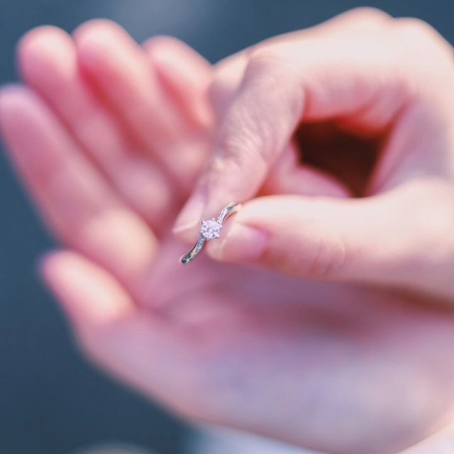 【アイプリモ(I-PRIMO)の口コミ】 特にデザインを重視しました。彼女の指のサイズは5号と小さめだったのでリ…