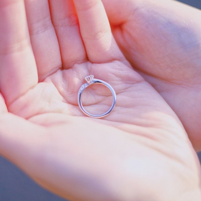 【アイプリモ(I-PRIMO)の口コミ】 特にデザインを重視しました。彼女の指のサイズは5号と小さめだったのでリ…