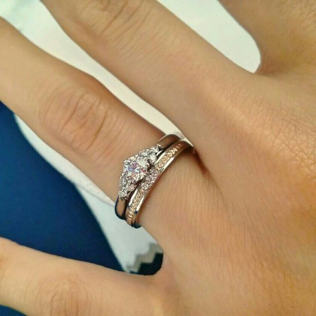 【銀座ダイヤモンドシライシの口コミ】 ピンクゴールドとプラチナのコンビで、中央にミル打ちが入っているものを…