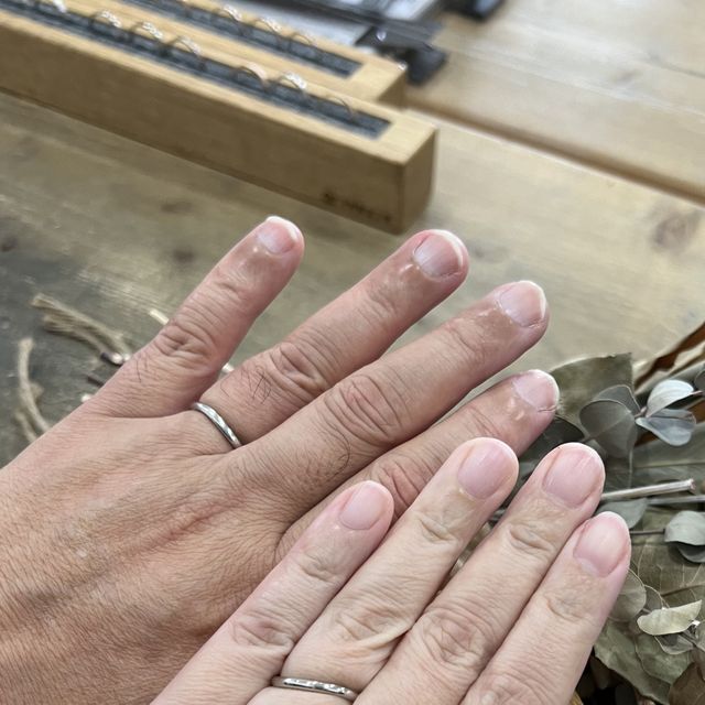 【鎌倉彫金工房の口コミ】 指輪はプラチナ クリア 甲丸 リング幅2.0 です。

指が太いのがコンプレッ…