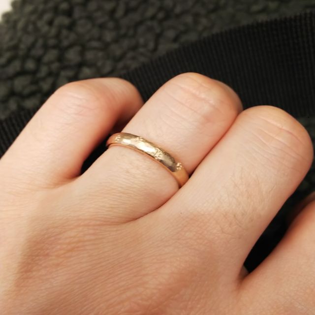 【Hamri(ハムリ)の口コミ】 指輪の外側のデザインは彼女と共通して好きな犬の足跡を、内側には結婚予…