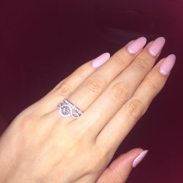 【ハリー・ウィンストン(Harry Winston)の口コミ】 一粒のダイヤよりも、結婚指輪と重ね付け出来て、デイリー使い出来るよう…