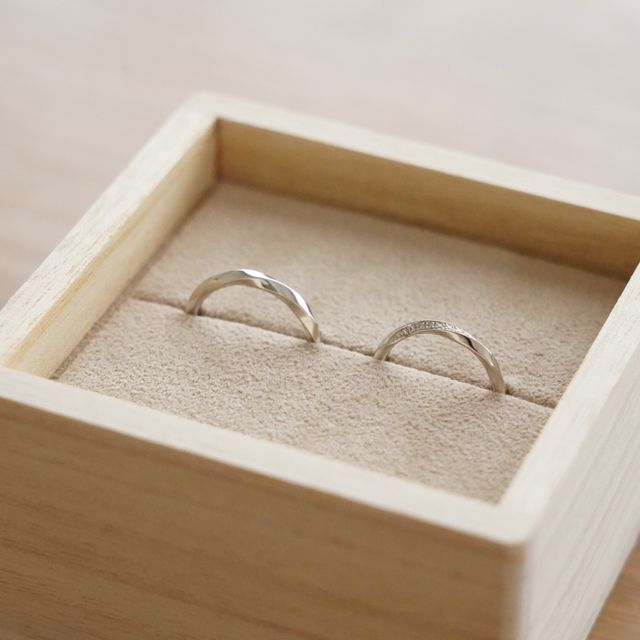 【YUKA HOJO(ユカホウジョウ)の口コミ】 普段からつけやすい婚約指輪を探していました。
そのため、

□縦爪であり…