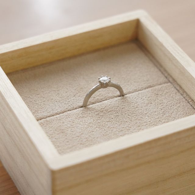 【YUKA HOJO(ユカホウジョウ)の口コミ】 普段からつけやすい婚約指輪を探していました。
そのため、

□縦爪であり…