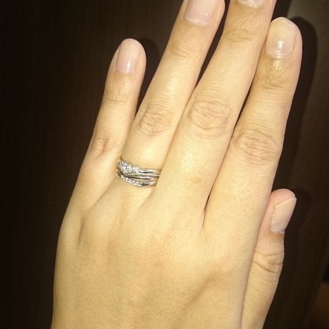 【JEWELRY  KAMATA(ジュエリーかまた)の口コミ】 クロスしたデザインの物にV状のエンゲージリングを重ね付けしたくこの２本…