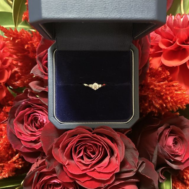 【銀座ダイヤモンドシライシの口コミ】 デザインはストレートで大きなダイヤの左右にメレダイヤが付いた王道な婚…