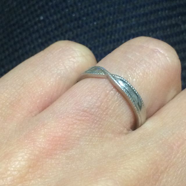 【MAISON RUBUS.(メゾンルーバス)の口コミ】 他にも華奢なデザインのリングと悩みましたが、婚約指輪との重ねづけが一…