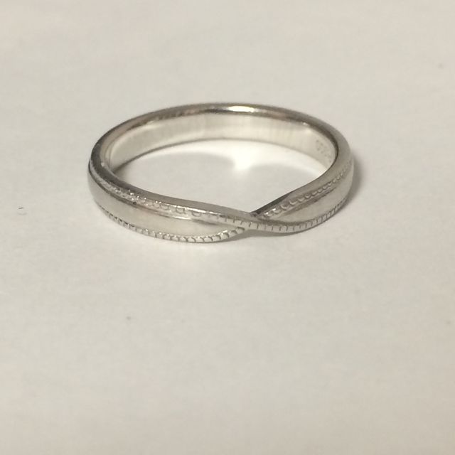 【MAISON RUBUS.(メゾンルーバス)の口コミ】 他にも華奢なデザインのリングと悩みましたが、婚約指輪との重ねづけが一…