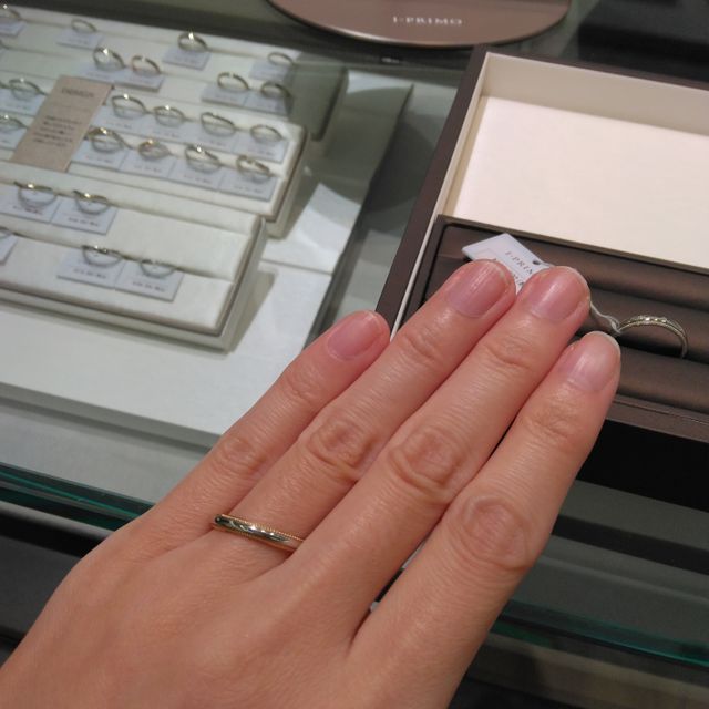 【アイプリモ(I-PRIMO)の口コミ】 丸みを帯びていて、ミル打ちも繊細で素敵な印象のリングです。
つけ心地も…