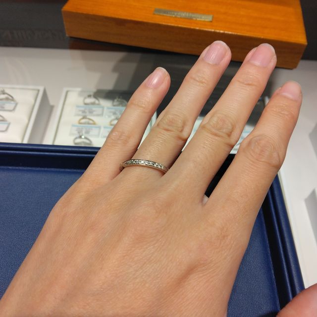 【銀座ダイヤモンドシライシの口コミ】 丸みがかったリングでとても可愛らしいデザインです。
指なじみがよく、し…