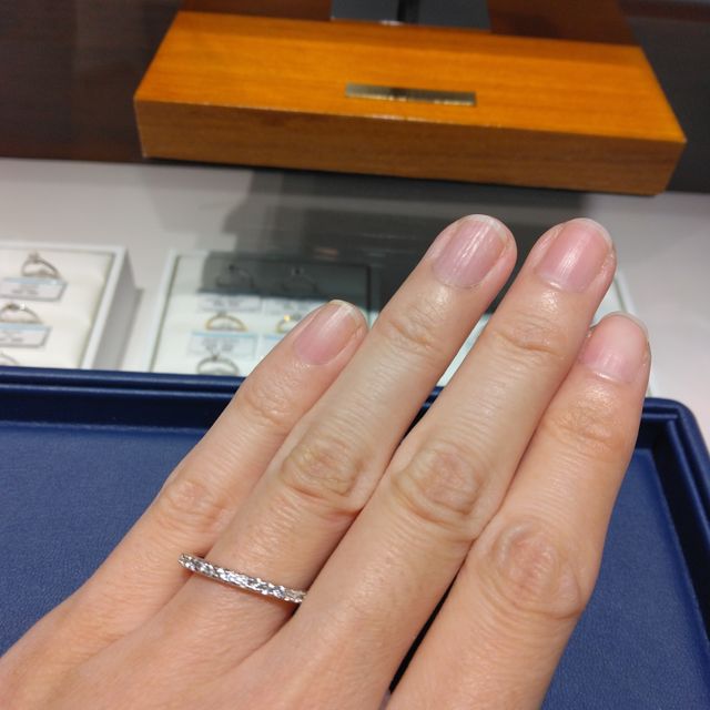 【銀座ダイヤモンドシライシの口コミ】 リングの半分までダイヤが埋め込まれていて、とてもゴージャスで高級感が…