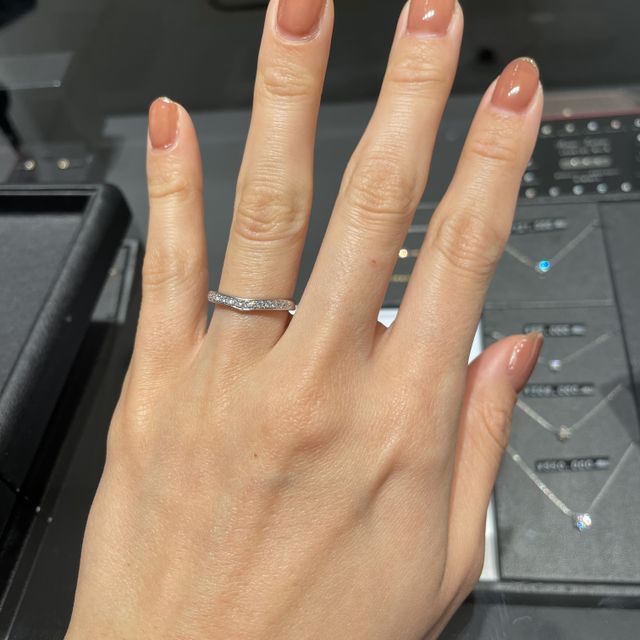 【エクセルコダイヤモンド(EXELCO DIAMOND)の口コミ】 エタニティリングで探していました。
初めはストレートタイプしか見ておら…