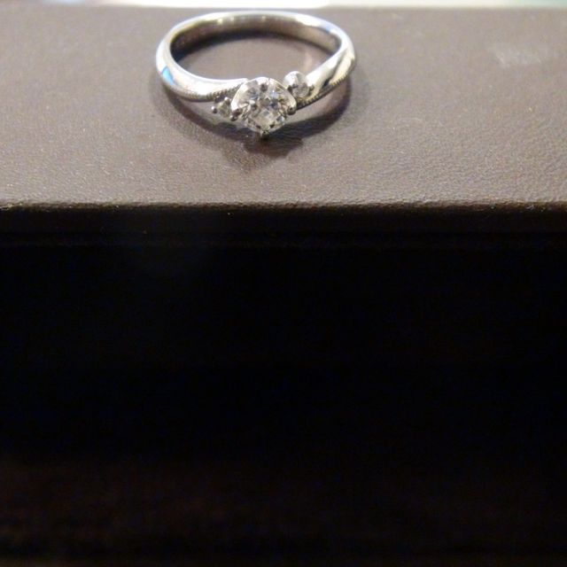 【アイプリモ(I-PRIMO)の口コミ】 一番はデザイン重視でした。リングの形が斜めになっていて指が細く見える…