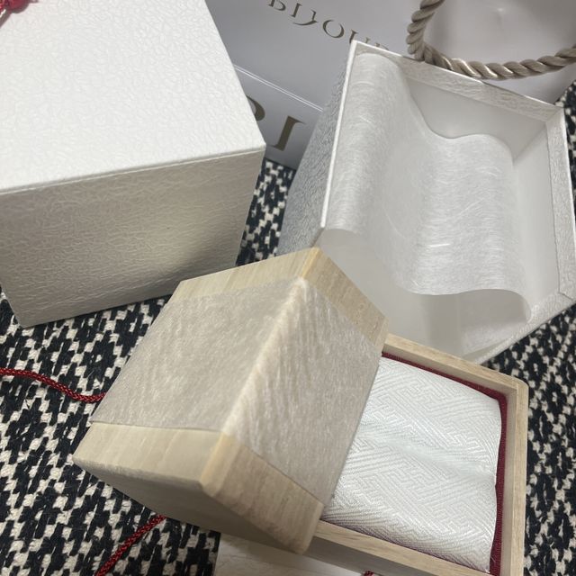 【TOMOE(トモエ)の口コミ】 いろいろな種類の指輪を見せていただき、すごく悩んだ上で、こちらのTOMOE…