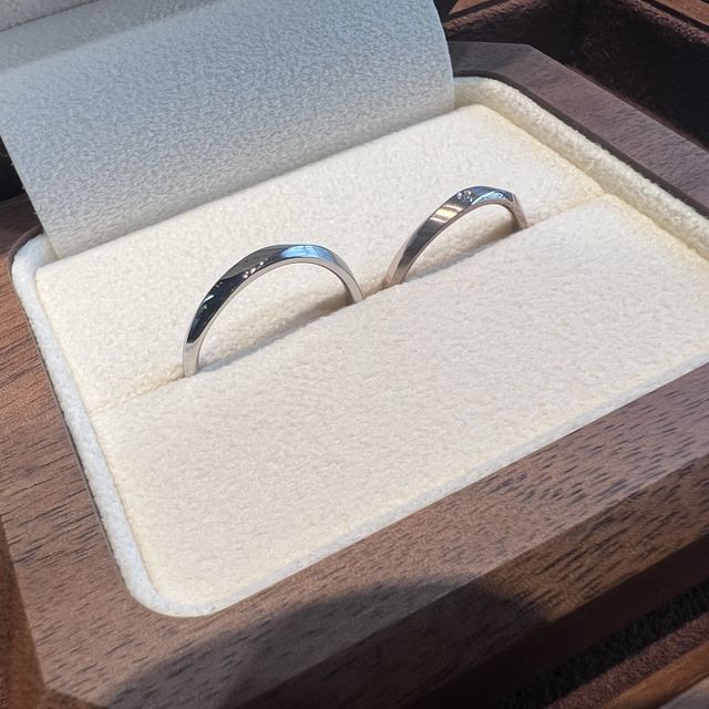 【TANZO.(鍛造指輪)の口コミ】 いくつか指輪をみに他の店舗にもいったのですが、
二つの指輪を組み合わせ…