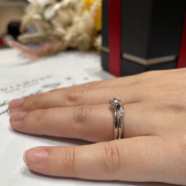 【ラザール ダイヤモンド(LAZARE DIAMOND)の口コミ】 ダイヤモンドが底まで見えるデザインで一目惚れしました。ダイヤを支持す…