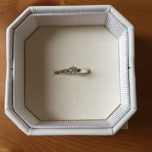 【4℃ BRIDAL(ヨンドシーブライダル)の口コミ】 昔から王道のシンプルなダイヤモンドの婚約指輪に憧れていました。
ダイヤ…