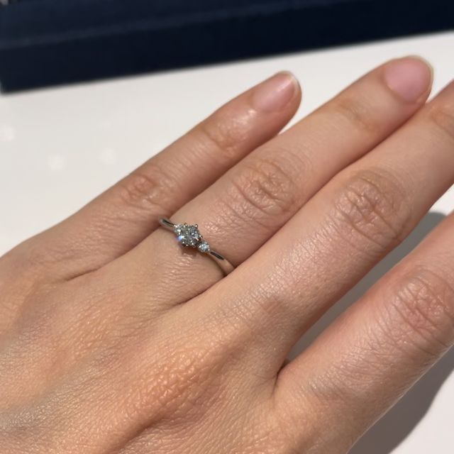 【4℃ BRIDAL(ヨンドシーブライダル)の口コミ】 1番はじめにみた指輪ですが、かなり理想に近く、シンプルすぎず、ゴージャ…