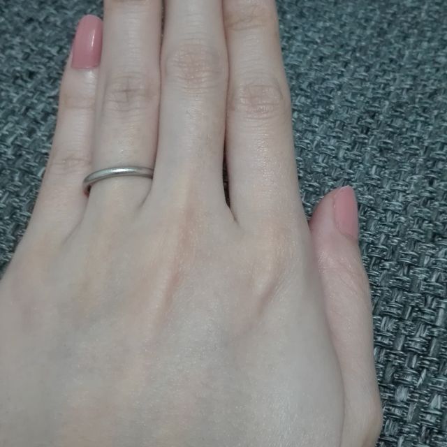 【カルティエ(Cartier)の口コミ】 婚約指輪と合わせたくてシンプルで華奢なプラチナリングを探していました…
