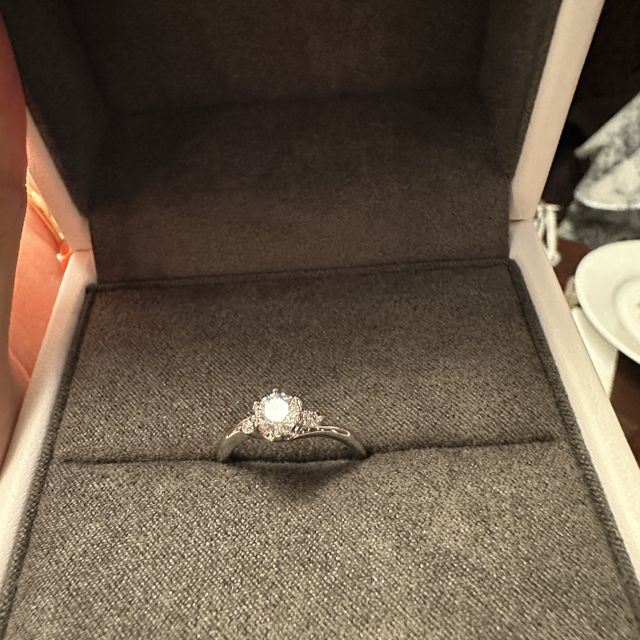 【COEUR D'OR(クゥドール)の口コミ】 希少なピンクダイヤモンドが装飾されていてデザインもエレガントであって…