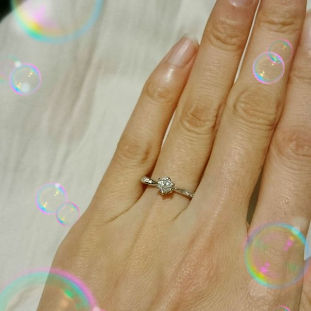 【4℃ BRIDAL(ヨンドシーブライダル)の口コミ】 S字ラインで指が細く見えるデザイン、
パヴェリングとして横に小さなダイ…