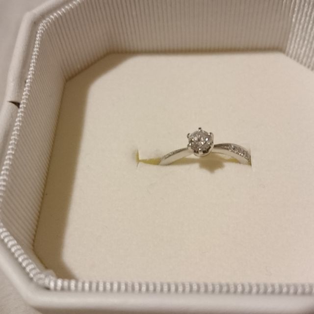 【4℃ BRIDAL(ヨンドシーブライダル)の口コミ】 S字ラインで指が細く見えるデザイン、
パヴェリングとして横に小さなダイ…