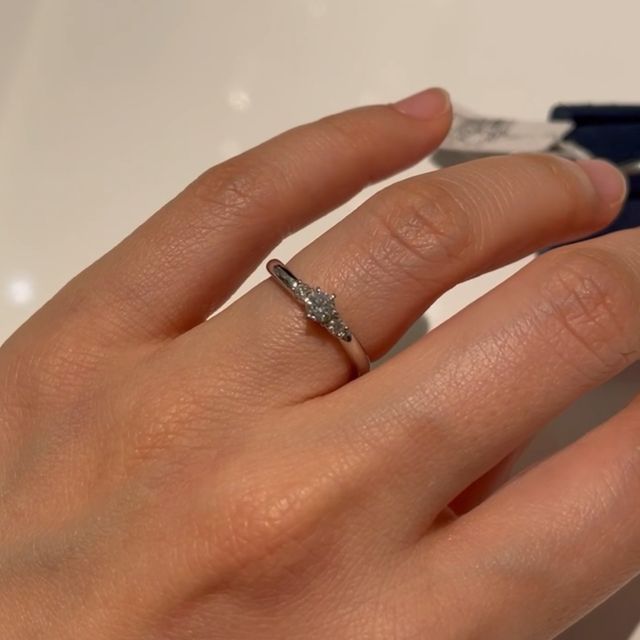 【4℃ BRIDAL(ヨンドシーブライダル)の口コミ】 メレタイプのマリッジリングを探してました。いくつか見ましたが、このリ…