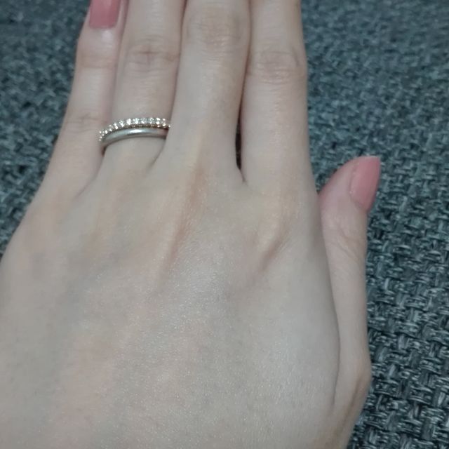 【カルティエ(Cartier)の口コミ】 姉の婚約指輪を見てデザインはこれ！と決めていました。
ピンクゴールドに…