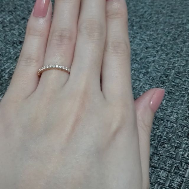 【カルティエ(Cartier)の口コミ】 姉の婚約指輪を見てデザインはこれ！と決めていました。
ピンクゴールドに…