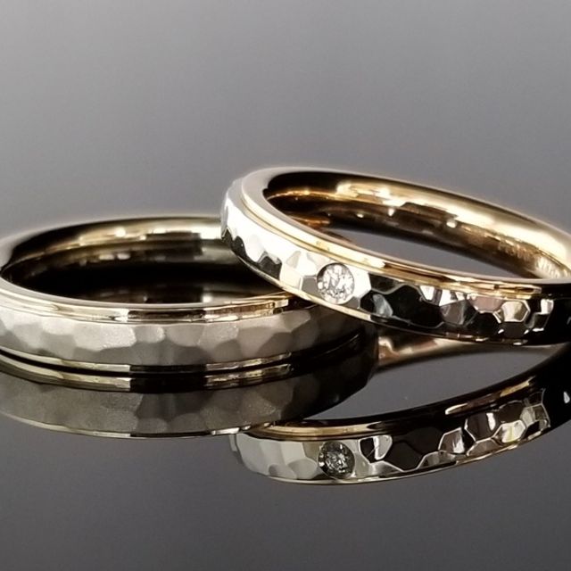 槌目を梨地と鏡面デザイン、個性光る結婚指輪