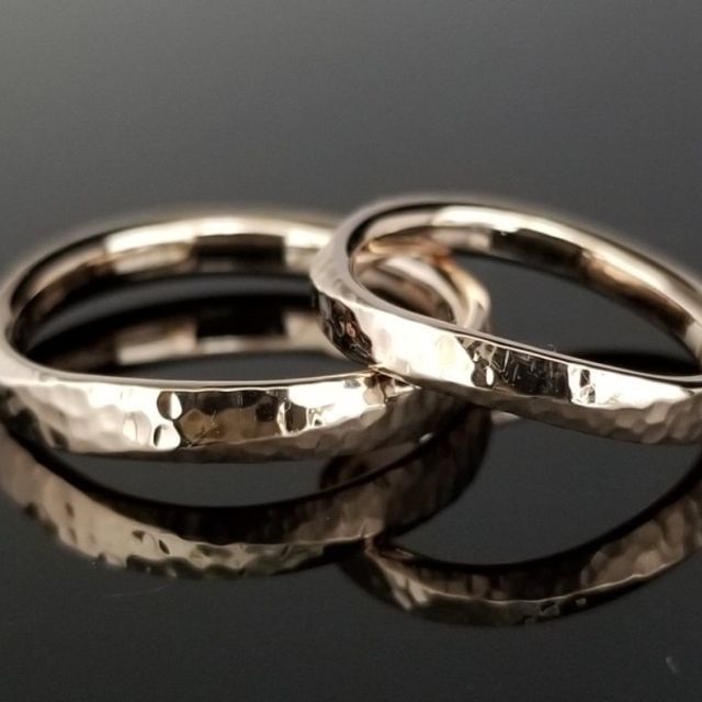 細かな槌目とコーラルゴールドがマッチした結婚指輪