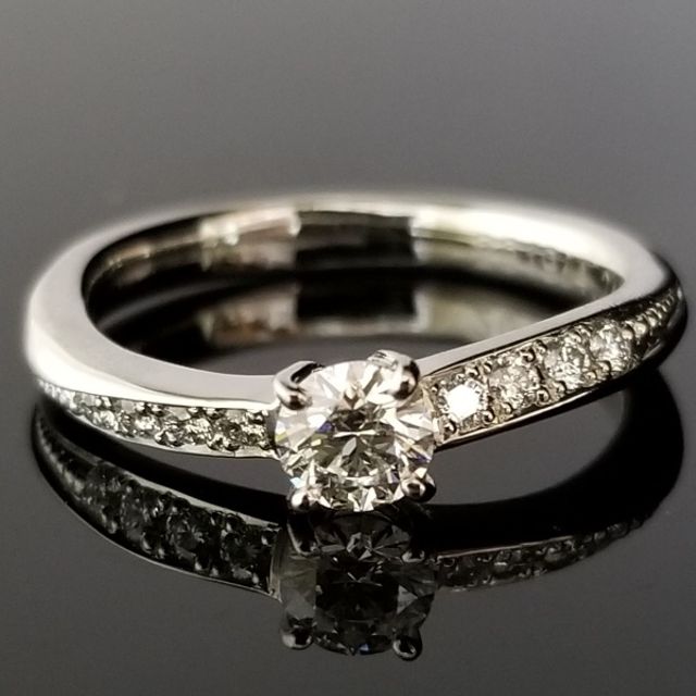 S字ウェーブのご婚約指輪